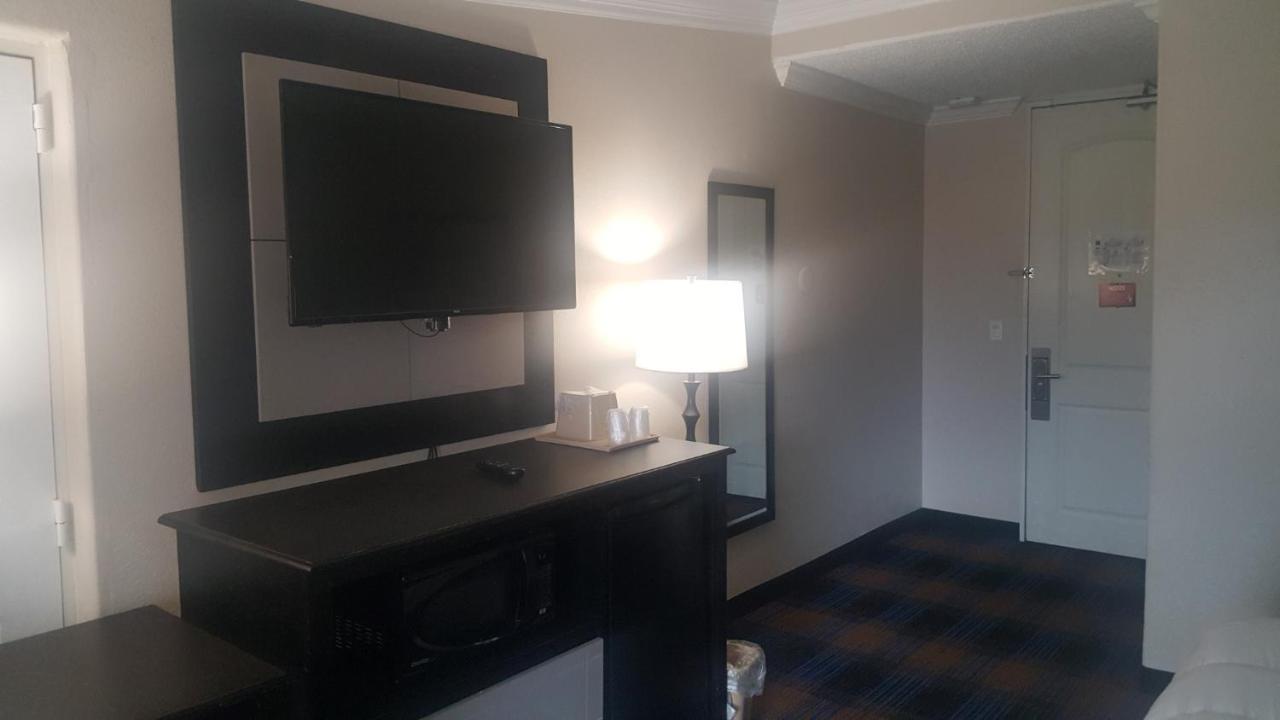 פנסקולה Regency Inn & Suites מראה חיצוני תמונה
