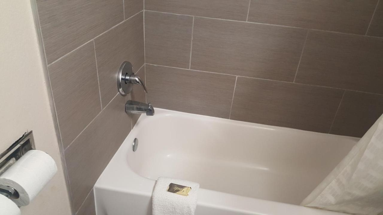 פנסקולה Regency Inn & Suites מראה חיצוני תמונה