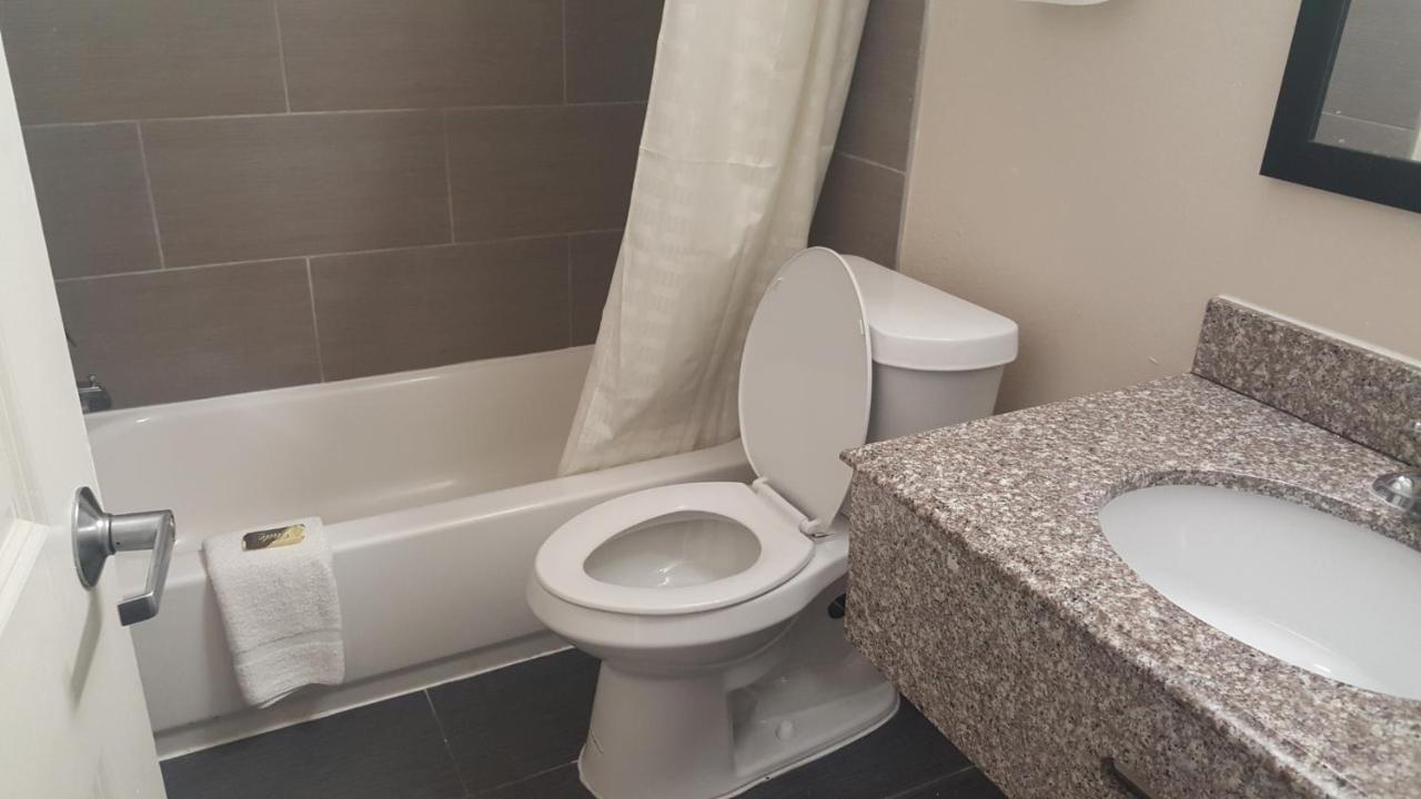 פנסקולה Regency Inn & Suites מראה חיצוני תמונה