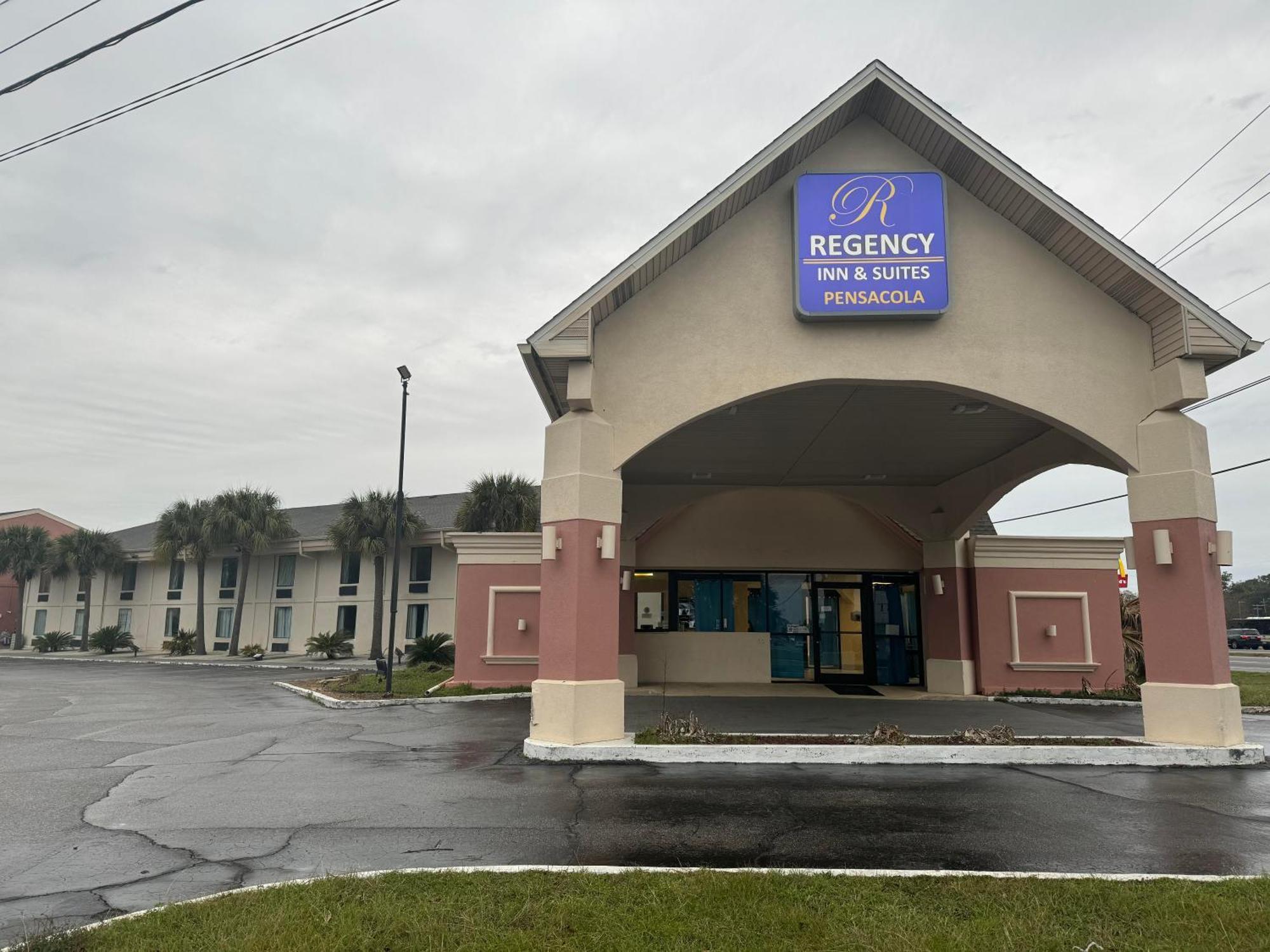 פנסקולה Regency Inn & Suites מראה חיצוני תמונה